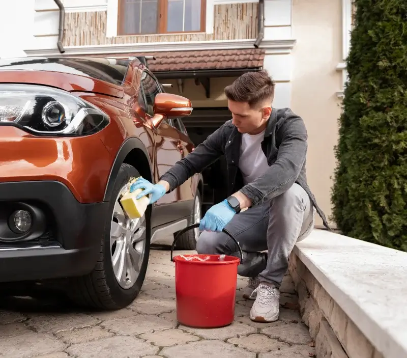 Lavage auto à domicile L'Abergement-Sainte-Colombe : professionnel intervenant sur un véhicule